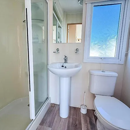 Lovely 6 Berth Caravan For Hire At Manor Park In Hunstanton Norfolk Ref 23044S Exterior photo