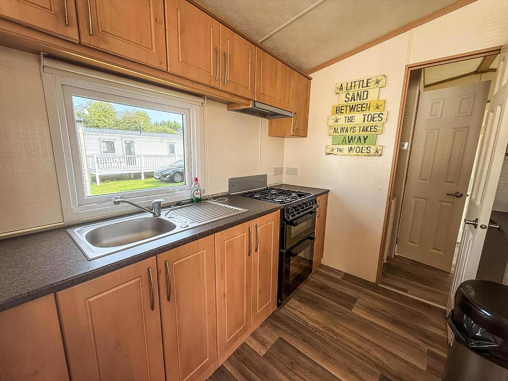 Lovely 6 Berth Caravan For Hire At Manor Park In Norfolk Ref 23044s