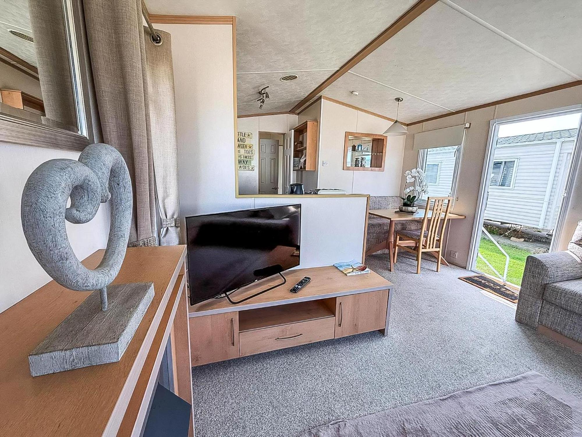 Lovely 6 Berth Caravan For Hire At Manor Park In Norfolk Ref 23044s Camping