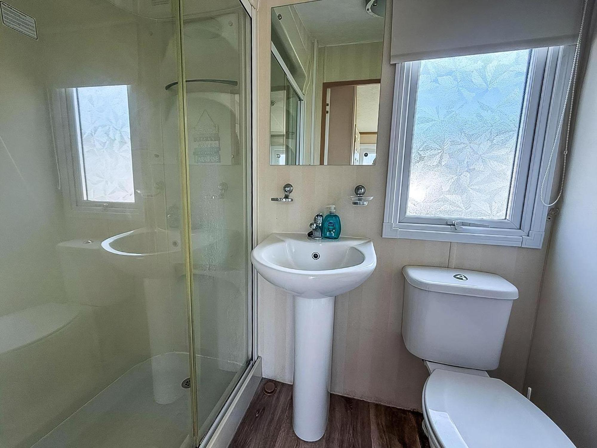 Lovely 6 Berth Caravan For Hire At Manor Park In Norfolk Ref 23044s Camping Hunstanton