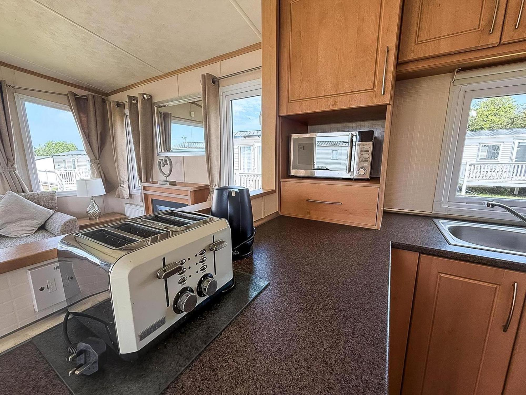 Lovely 6 Berth Caravan For Hire At Manor Park In Norfolk Ref 23044s