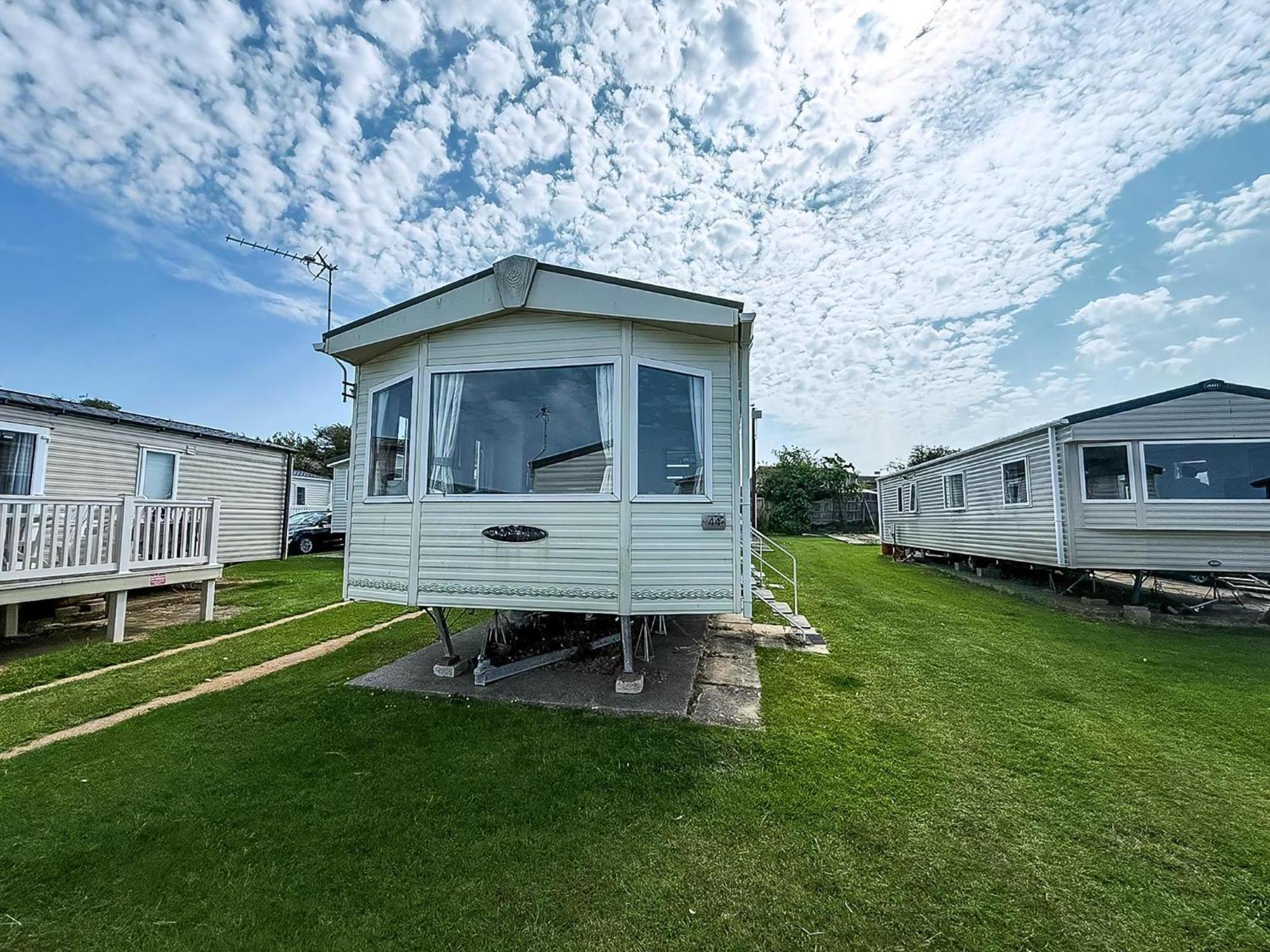 Lovely 6 Berth Caravan For Hire At Manor Park In Norfolk Ref 23044s Campsite Hunstanton