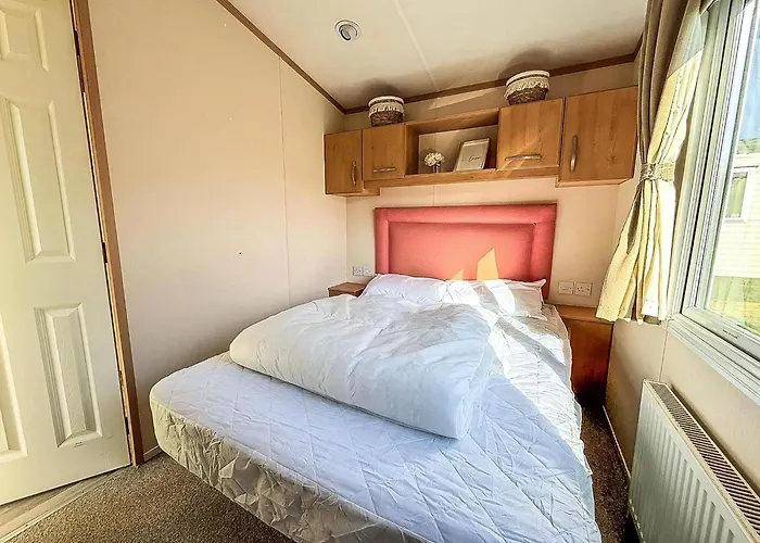 Lovely 6 Berth Caravan For Hire At Manor Park In Hunstanton Norfolk Ref 23044S