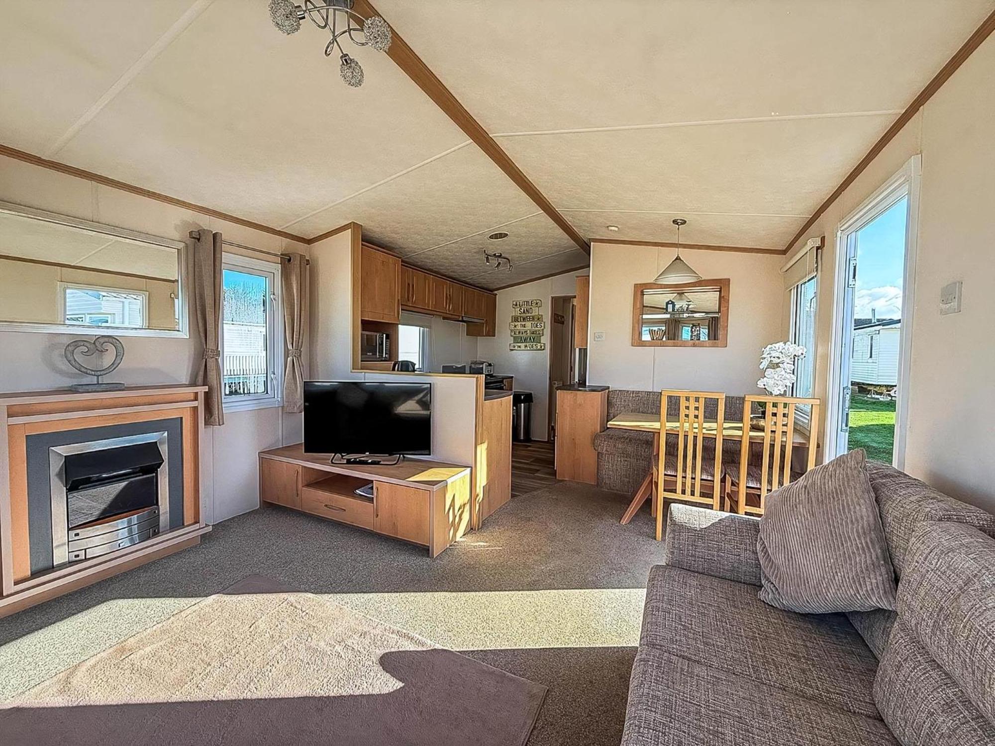 Campsite Lovely 6 Berth Caravan For Hire At Manor Park In Norfolk Ref 23044s