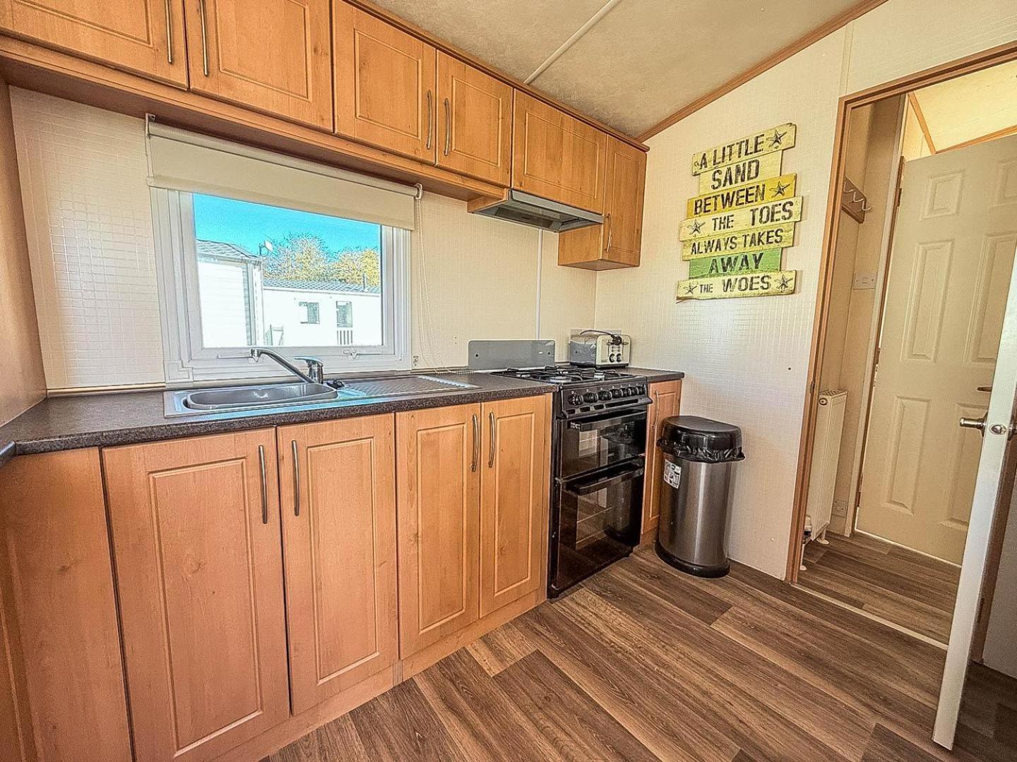 Lovely 6 Berth Caravan For Hire At Manor Park In Norfolk Ref 23044s *